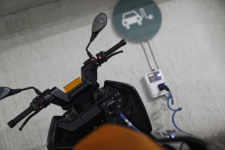 2022 BMW CE 04 Electric Scooter Review Price Spec Details_35